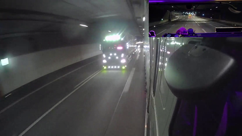 IRL trucker has an interesting horn