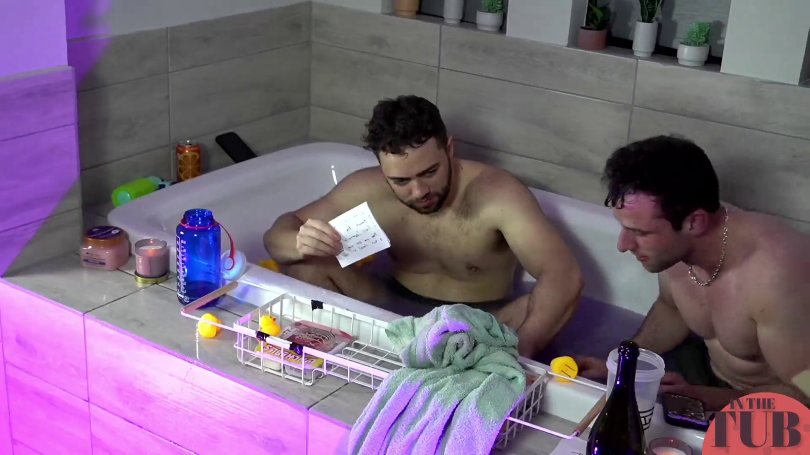 AustinShow goes bobbing for apples with Mizkif