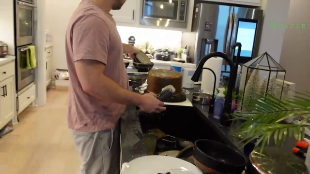 Mizkif attempts to do the dishes