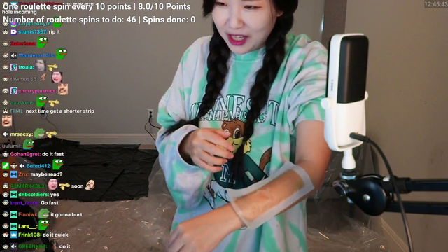 Korean Streamer waxes live on stream