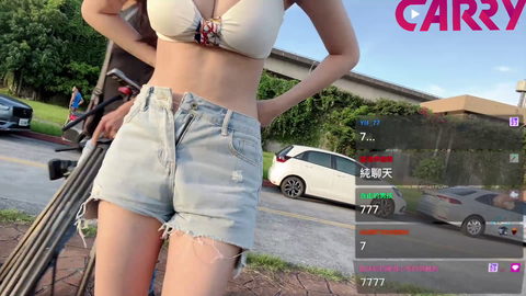 Chinese streamer had a hard time taking off her shorts on the side of the road 