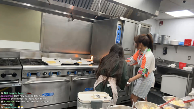 Quick call-out prevents kitchen disaster - Valkyrae