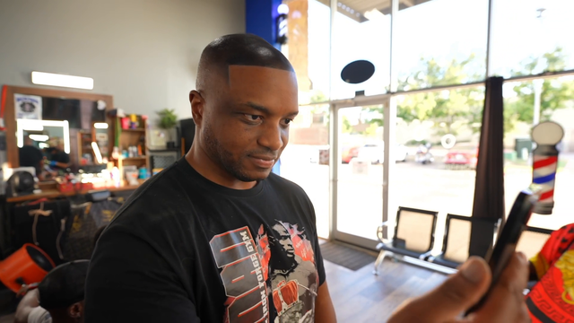 Lacari showsoff his new hair to Sodapoppin