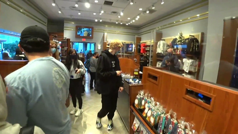 Chat buys Felix a Gift
