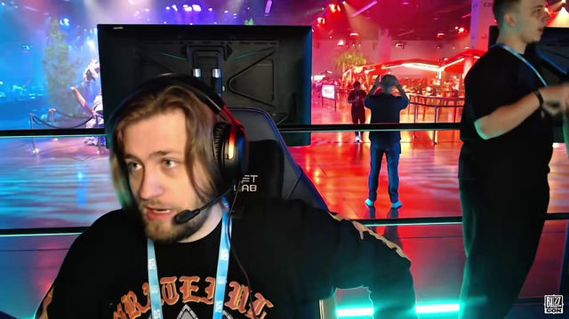 Sodapoppin's stream capturing the moment attendees rushing into Blizzcon