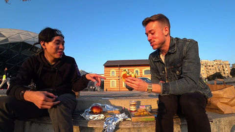 JakenBlake eats a Cheese burger