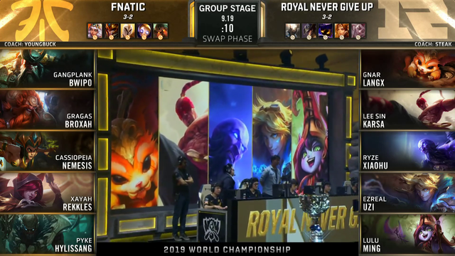Cameraman lets camera fall at LoL Worlds