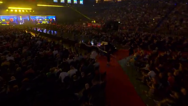 German CS:GO crowd constructs a snake.