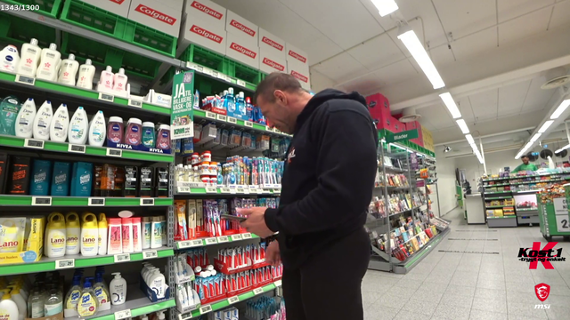 Knut deciding on a toothbrush