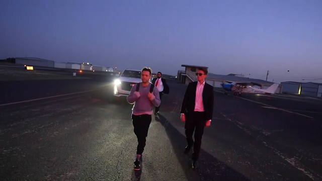 Mizkif meets the flight crew