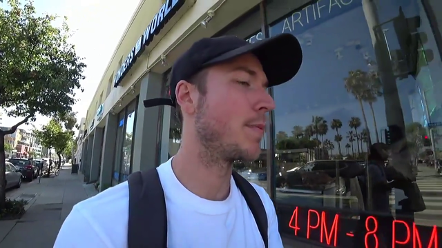 JakenBakeLIVE Chat vs OfflineTV Chat