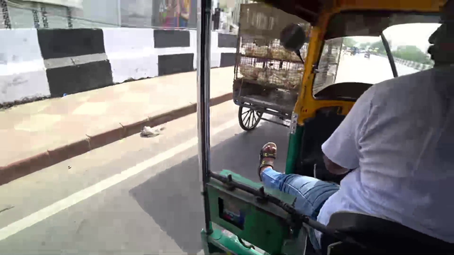 Jay in India witnesses his rickshaw driver giving a helping foot