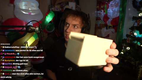 Streamer passing out from spider jumpscare toy