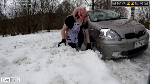 Least incompetent finnish fembaj tries to unstuck a car