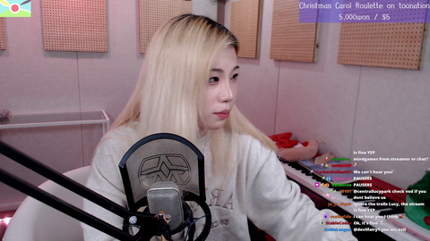 20 min after the stream start, the singer finally decided to believe to the chat that she was muted whole time