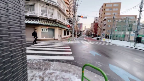 Tokyo man falls on slippery road, first time snow in Tokyo in 5 years!