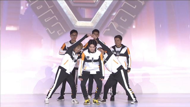 Pro Overwatch players make a grand entrance