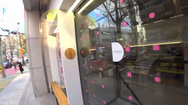 Streamer can't figure out how to open a door in Korea