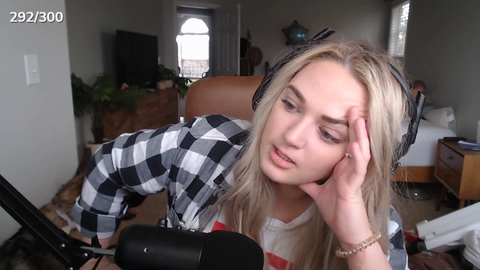 Erobb221 likes to watch his girlfriend talk to other guys online