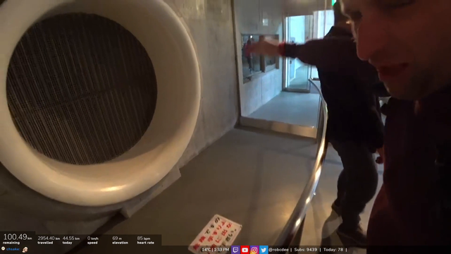 Robcdee shows his chat a windhole