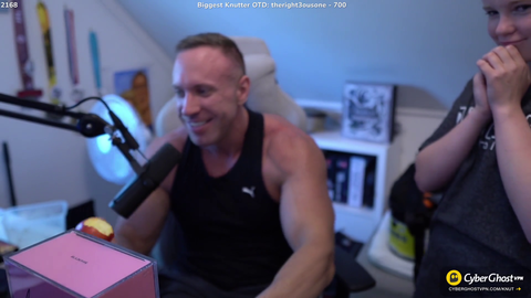 Knut eats an apple like a horse