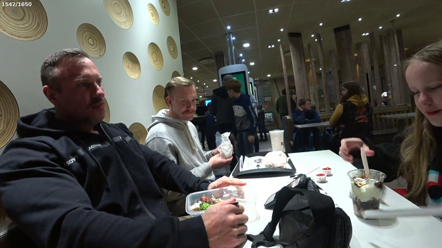 Chat is ordering Knut food on MCD so he cant stick to his diet.