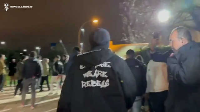 Ronaldinho makes his entrance at the Kings League Cupra Arena
