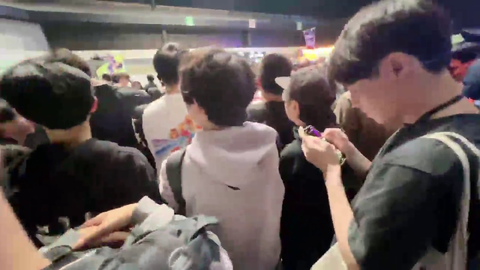 Japanese crouch down so streamer can watch other streamer, EVO Japan