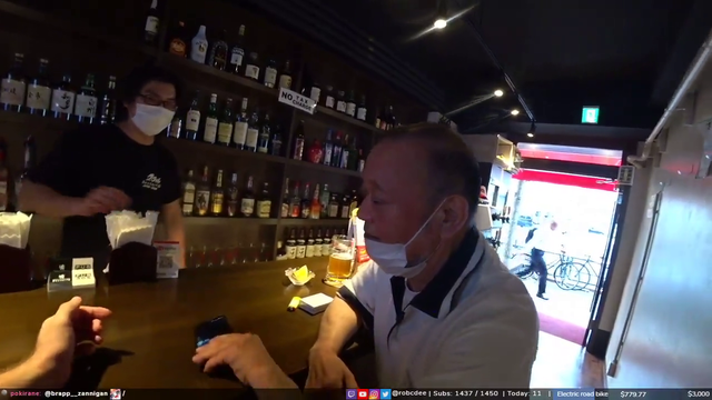 robcdee got his thumb sucked in a bar