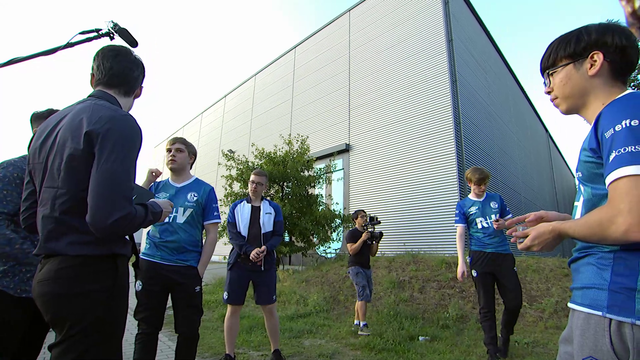 Boomer esports fan disrupts enemy team during break