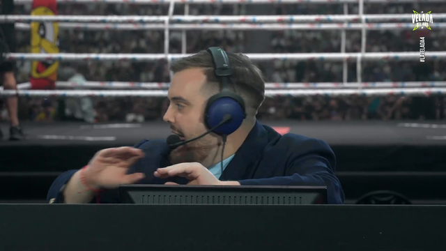 Desk casually turns around to watch the next fight