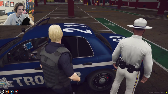 Cool moment in xqc stream ~ Real cop teaching 150,000 people about police protocol