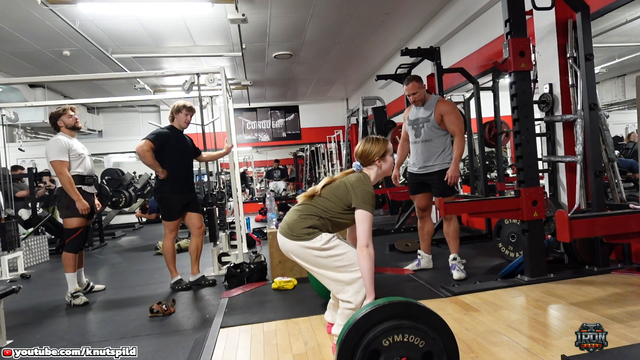 Knut's daughter deadlifts 70kg / 154 lbs