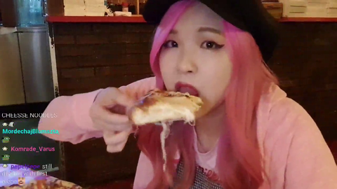 Korean streamer is having a very good pizza