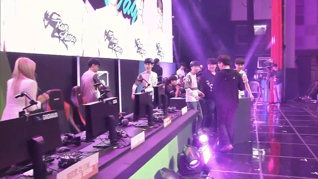 Korean Overwatch Contenders Finals just ended, the trophy is lifted!
