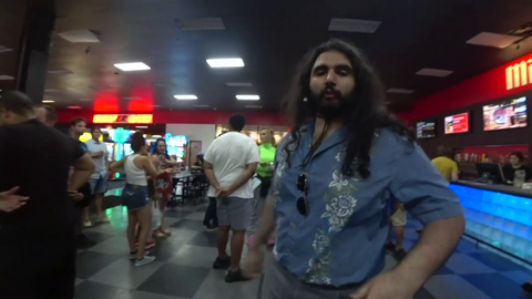 Destiny shows up to Soda’s irl arcade stream