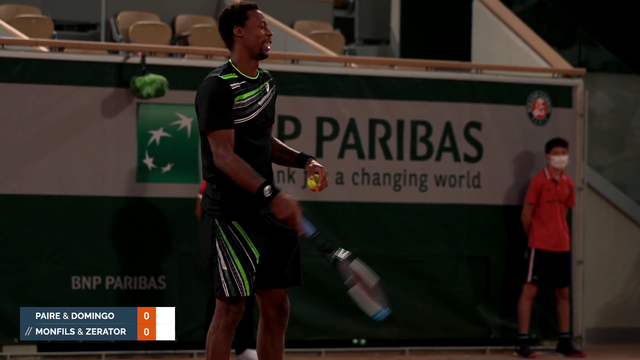 2 French streamers playing with 2 Pro tennisman on the main court of Roland Garros