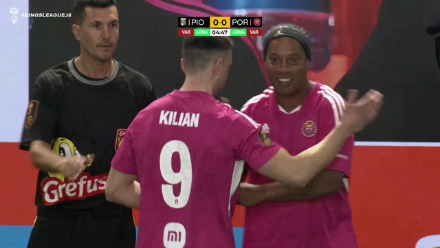 Ronaldinho makes his debut in the Kings League with Porcinos FC.