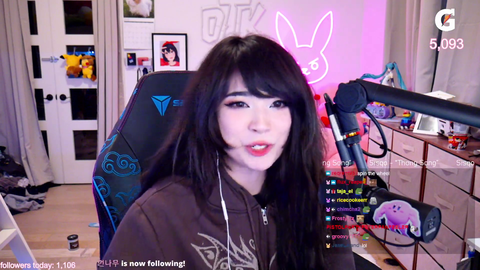 Twitch Emiru flirting with Pokimane