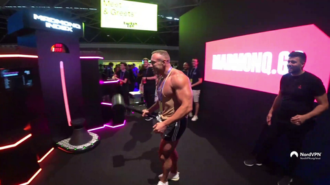 Knut breaks Will Neff's record on the hammer machine