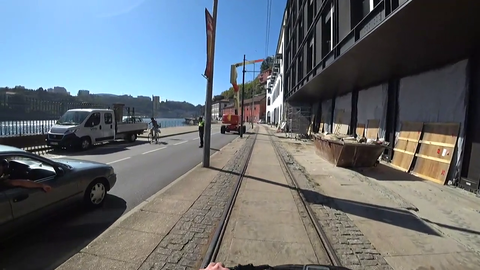 Streamer falls with his bike