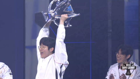 LoL World Champ hits his head with the trophy