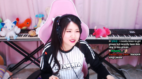 Korean girl streamer hachubby finds out what AYAYA is