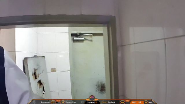 Streamer enters a public toilet in Korea at 5 am in the morning and finds out he`s not alone.