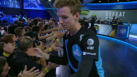 c9 Nisqy slaps a fan in the face on accident while giving fans high fives.