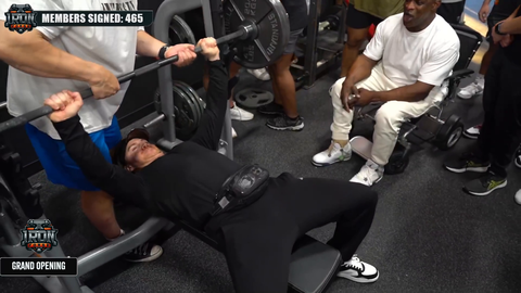 WillNeff pulls a Mizkif while benchpressing