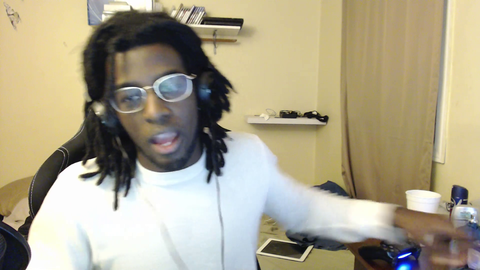 This guy finds the Ultimate way to eat Mcdonalds while Gaming