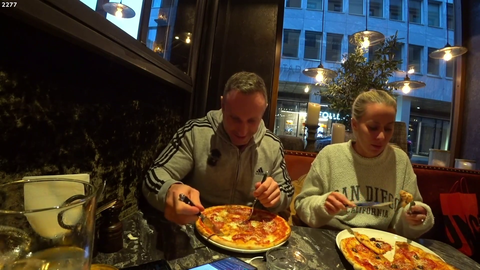 Yup, this is how Knut eats pizza at a very fancy restaurant LUL