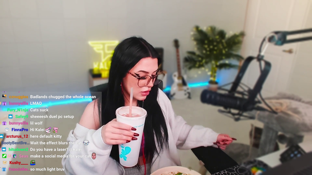 kalei finds a alive bug in her salad