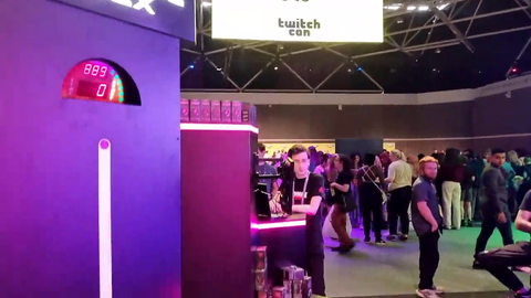 EllenVy breaking the female hammer highscore at TwitchCon